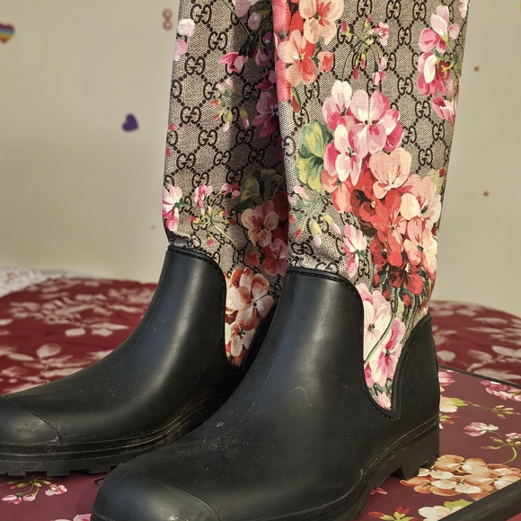 Gucci Black Rubber Chelsea Boots with Floral Logo Shaft - Picture 2 of 2